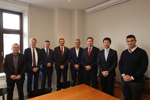 מימין לשמאל: גל רייף, יוליוס מוהרסטדט מבעלי ibc, יעקב ליבנה שגריר ישראל בפולין, ישראל רייף יו״ר אפקון החזקות, פטריק דנץ מנכ״ל ibc, טל רז cfo אפקון, הרלד בלטמן דירקטור ibc, אבי מוגינשטיין, קרדיט: יח״צ